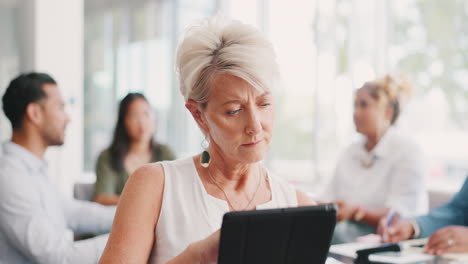 Tableta,-Investigación-Y-Mujer-De-Negocios-Senior-Sentada