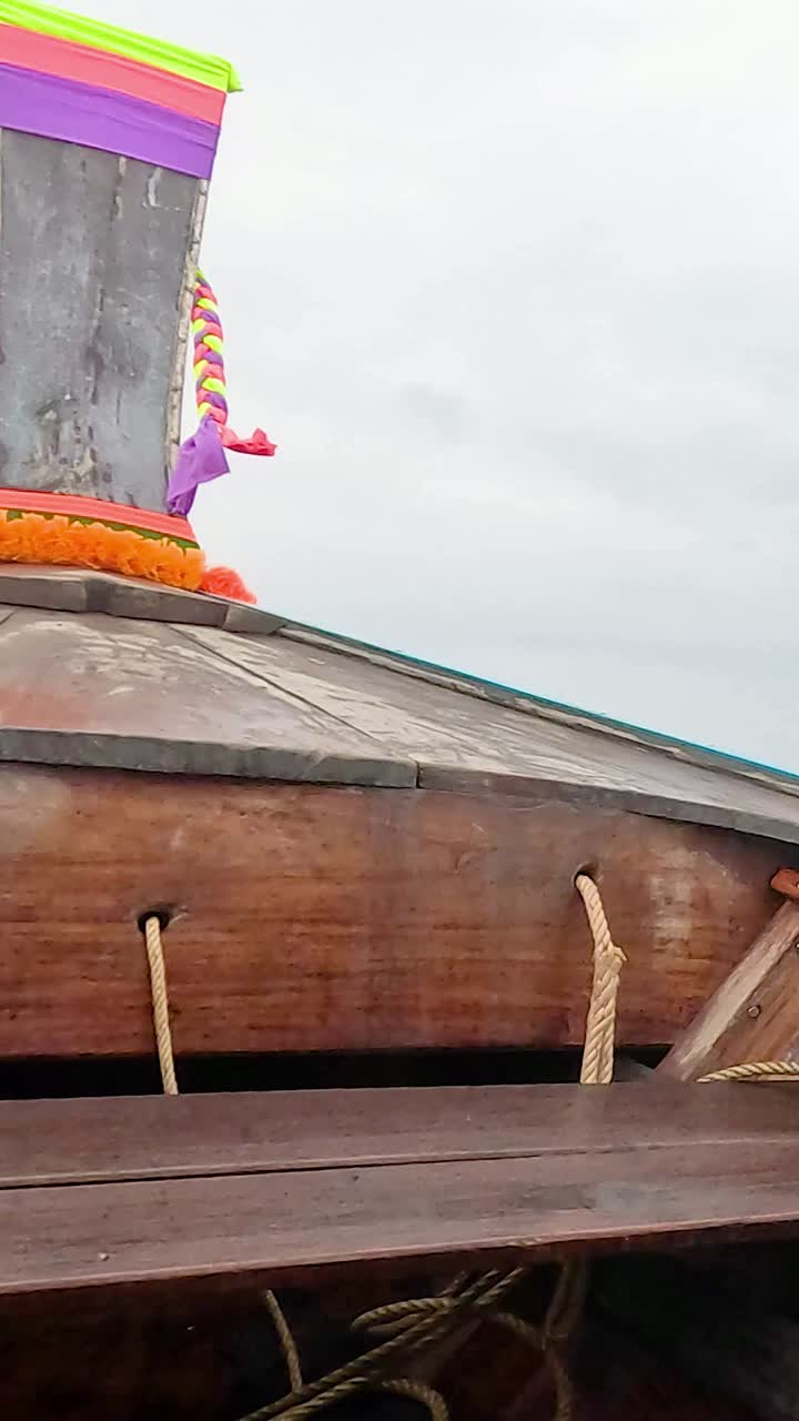 배는 멀리 떨어진 섬을 향해 바다를 가로질러 여행합니다.