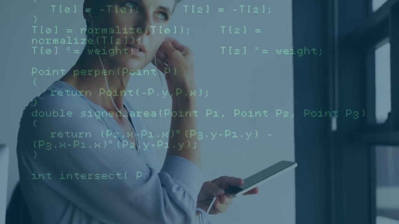 animación del procesamiento de datos sobre una mujer caucásica que usa auriculares y usa un teléfono inteligente en la oficina.