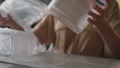 mujer examina el contenedor para almacenar productos alimenticios sueltos