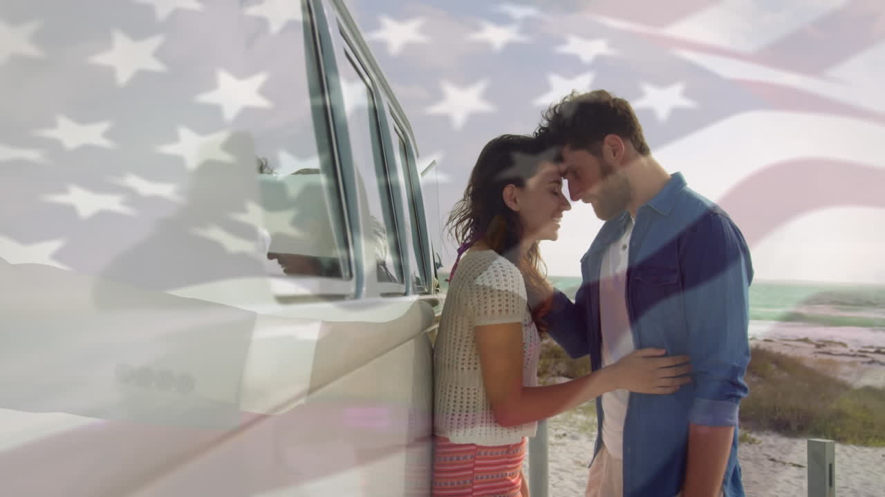 animación de agitar la bandera de ee.uu. sobre una pareja divirtiéndose en la playa