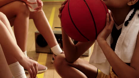 chicas en la cancha de baloncesto