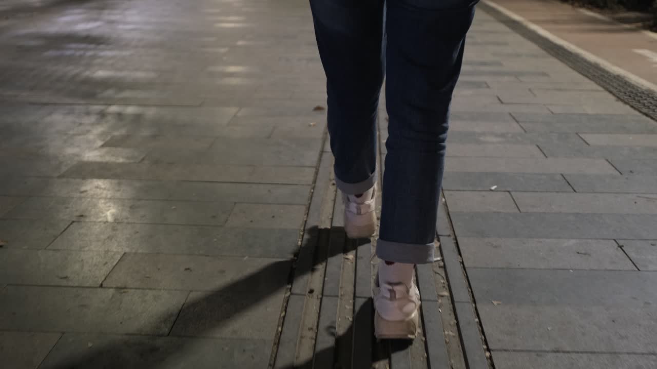 pisando la noche en el suelo