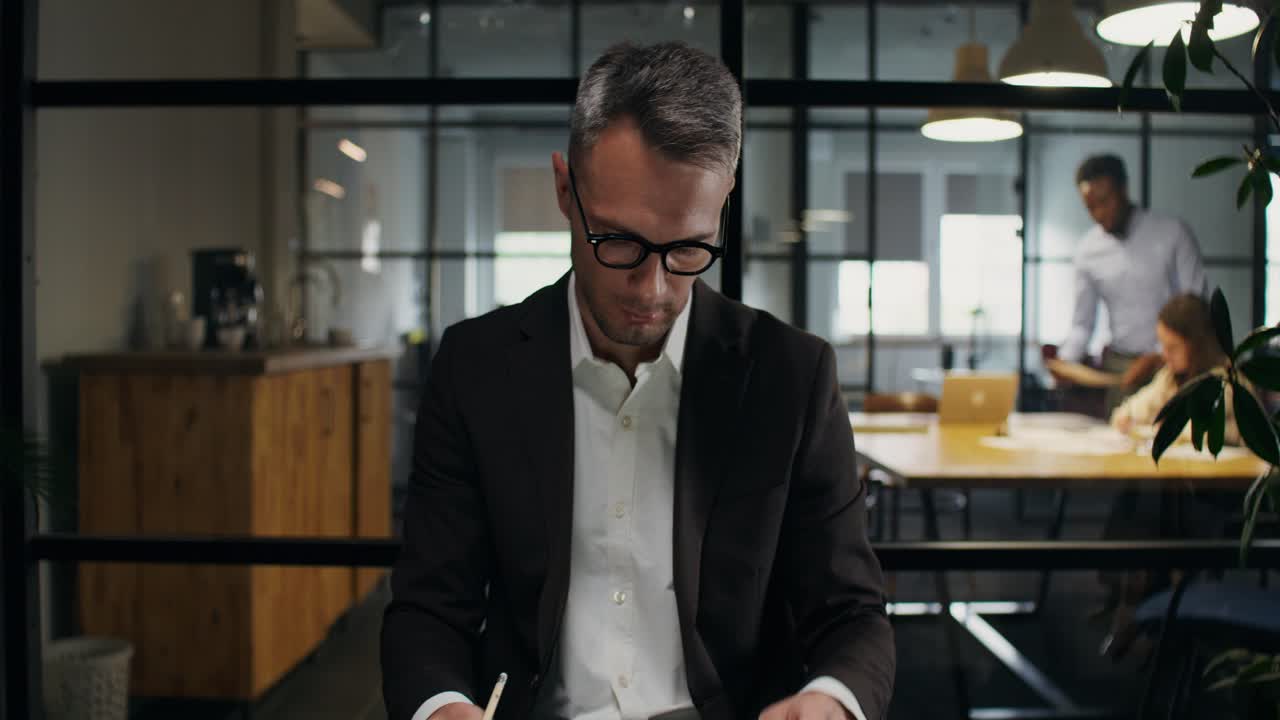 empresario trabajando en la oficina moderna