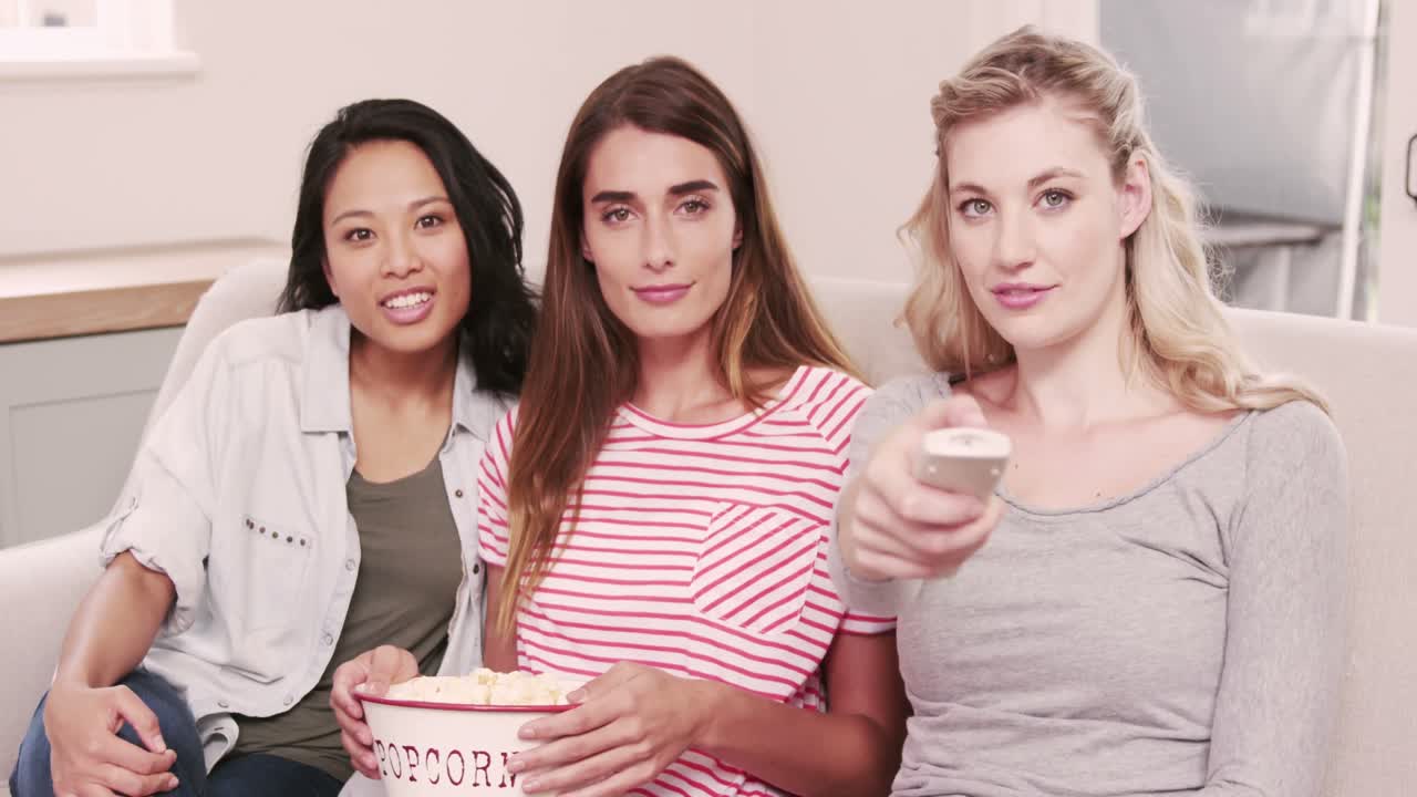 여자 친구 들 이 영화 를 보고 있다