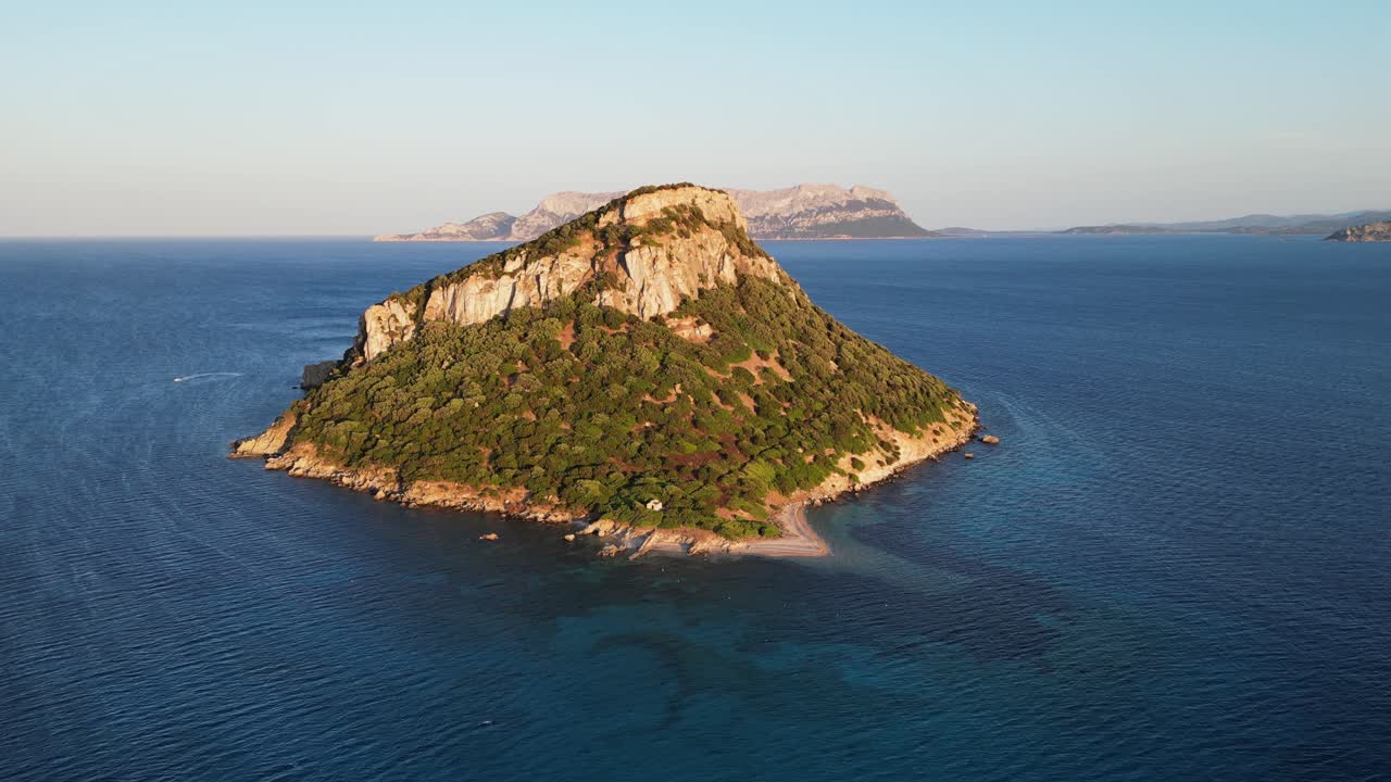 골포 아란치, 사르데냐, 이탈리아의 황혼 동안 피가롤로 섬 - 4k 항공