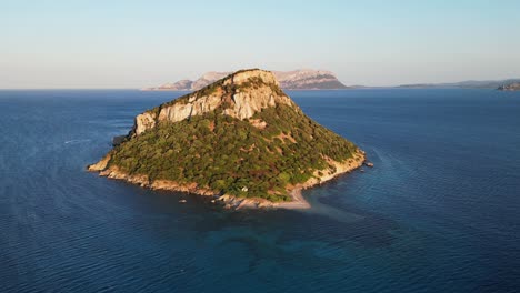 Isla-Figarolo-Durante-El-Crepúsculo-En-El-Golfo-De-Orange,-Cerdeña,-Italia---Antena-4K