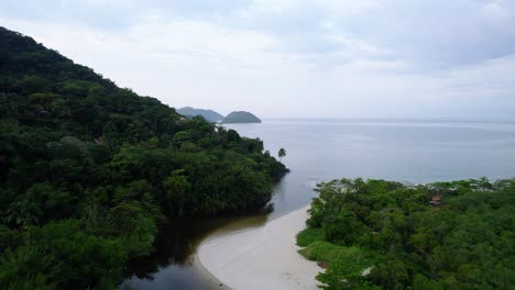 Vista-Aérea-Sobre-El-Río-Sahy-Y-La-Costa-De-La-Soleada-Costa-Verde,-Brasil