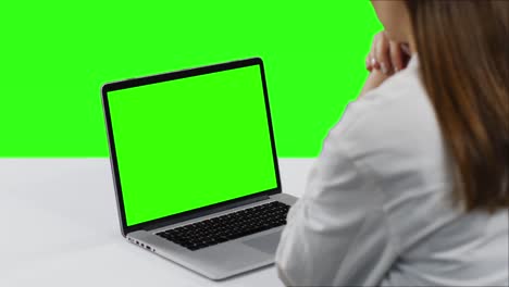 doctora caucásica en el fondo de la pantalla verde