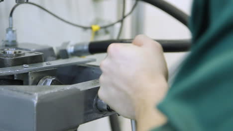 trabajador fijando detalles metálicos en el vicio en el taller de producción de la fábrica