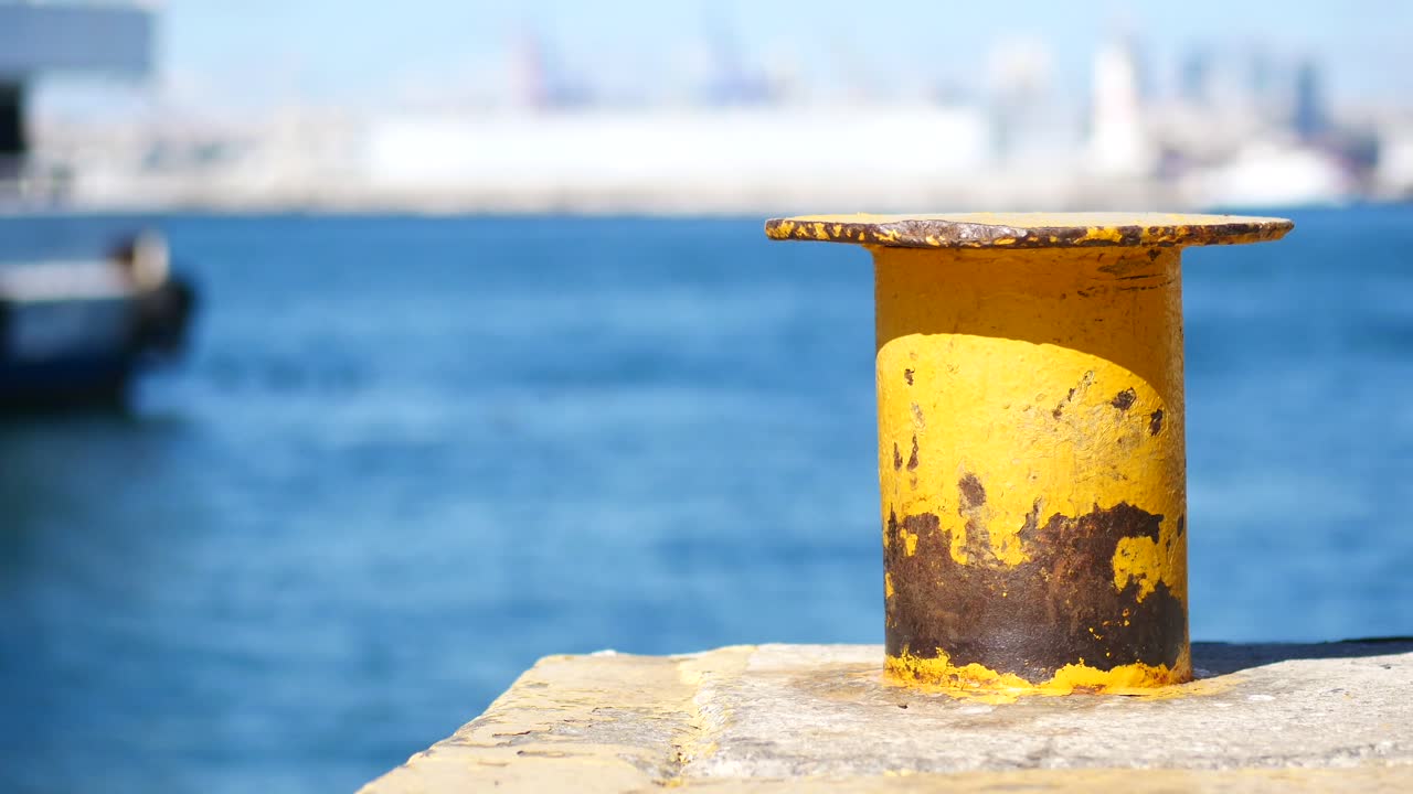 항구 에 있는 노란색 녹색 의 정박 기둥