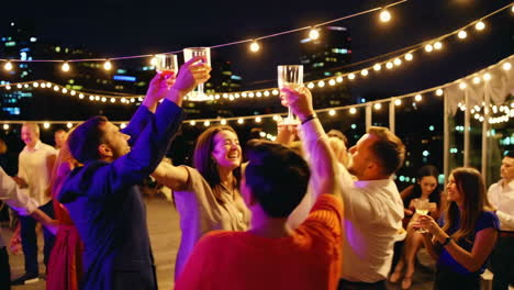 fiesta en la azotea por la noche