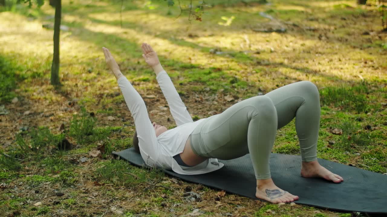mujer haciendo yoga en el bosque