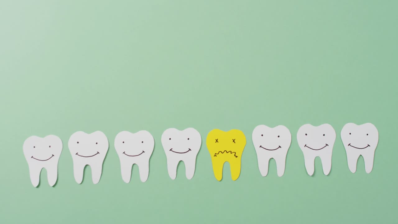 video de dientes blancos sonrientes y un diente amarillo triste sobre un fondo verde con espacio para copiar.