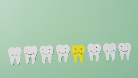 Video-Von-Lächelnden-Weißen-Zähnen-Und-Einem-Traurigen-Gelben-Zahn-Auf-Grünem-Hintergrund-Mit-Kopierraum