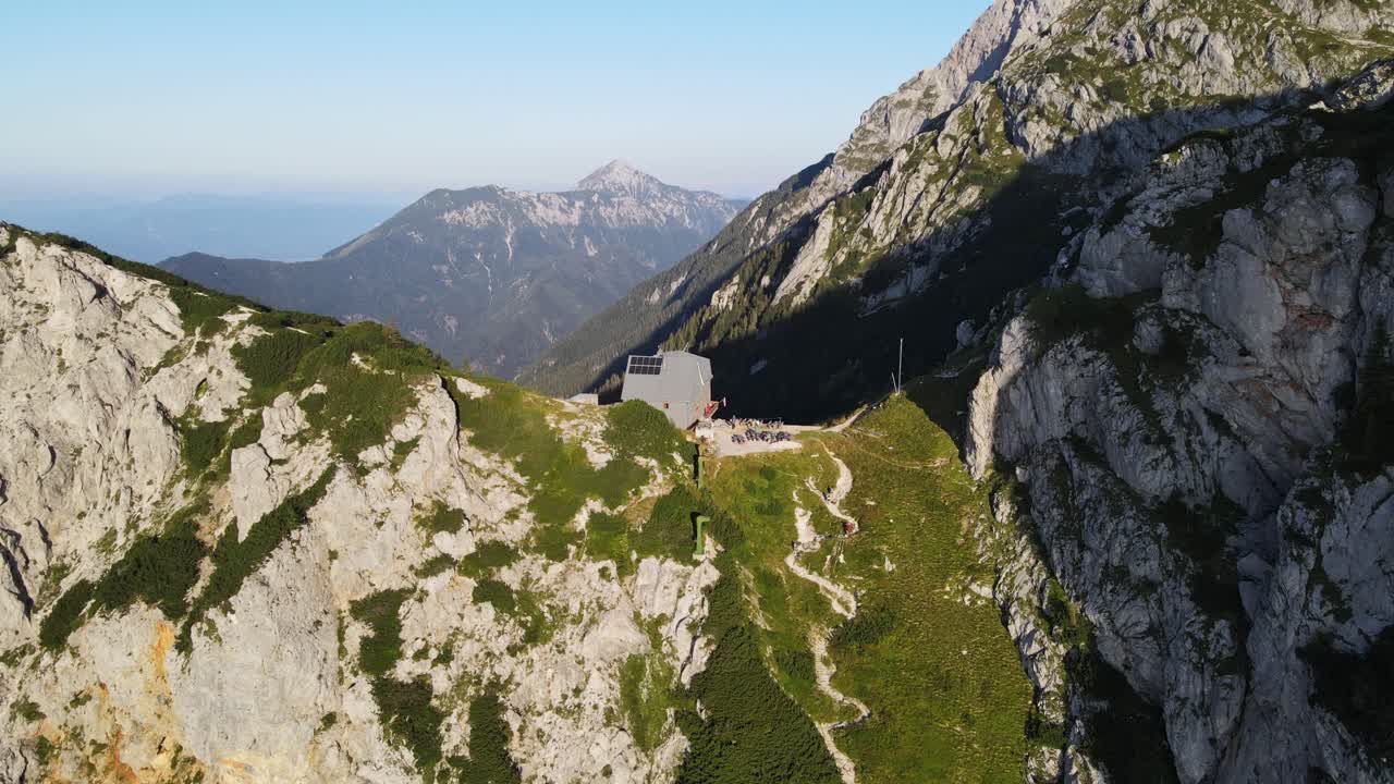 Splendido filmato aereo di un rifugio di montagna immerso in un paesaggio roccioso