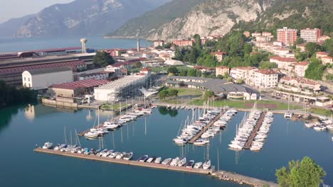 Impresionante-Vista-Aérea-Del-Puerto-Lovere,-Lago-Iseo,-Lombardía,-Italia