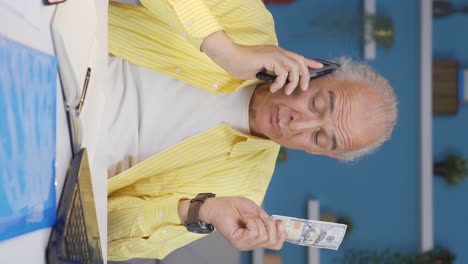 Video-Vertical-De-Un-Anciano-Trabajador-De-Oficina-En-Casa-Negociando-Dólares.