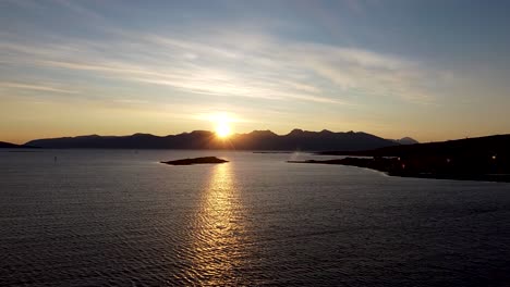 Sonnenaufgang-Auf-Der-Norwegischen-Insel-Vannoya