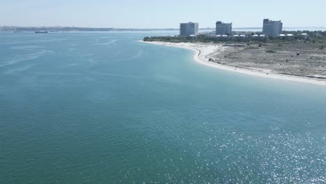 Luftaufnahme-Einiger-Hotelgebäude-Und-Des-Strandes-Entlang-Des-Flusses-Sado,-Portugal