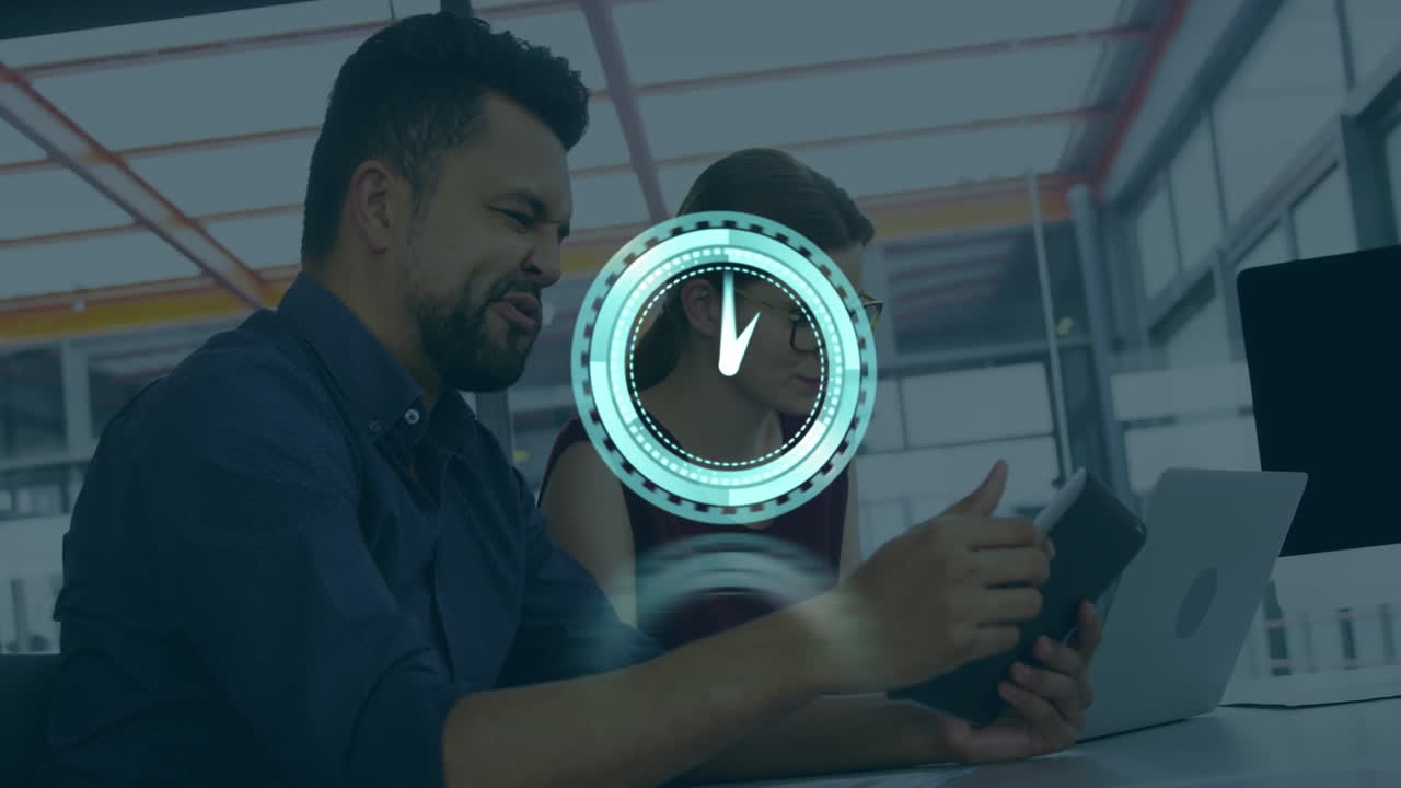 animación del reloj sobre la gente de negocios hablando