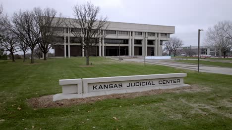 Das-Justizzentrum-Des-Bundesstaates-Kansas-Und-Das-Gebäude-Des-Obersten-Gerichtshofs-Von-Kansas-In-Topeka,-Kansas,-Mit-Drohnenvideo,-Das-Sich-In-Einem-Winkel-Bewegt