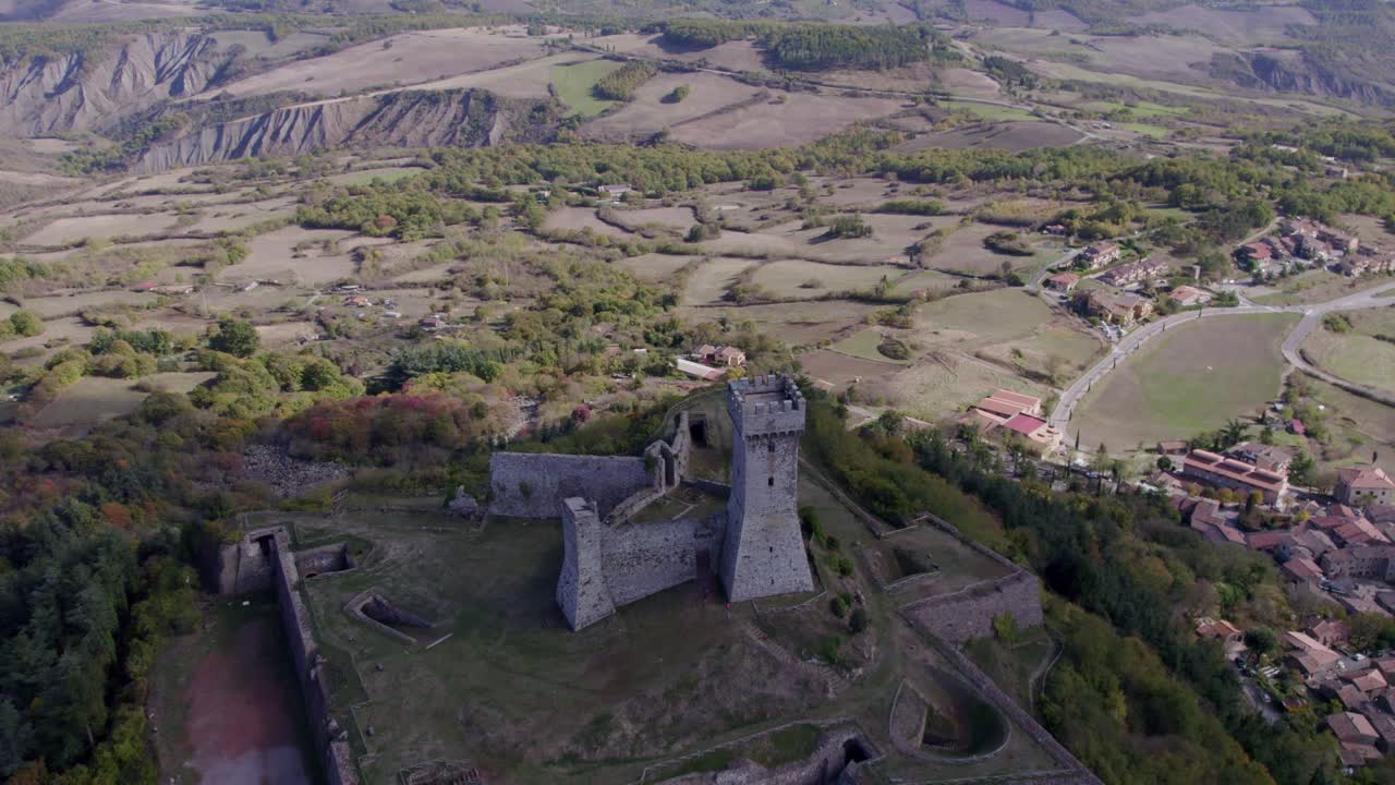 Ripresa aerea della Fortezza di Radicofani che domina lo skyline toscano, Italia