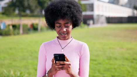 Adolescente-Africana,-Chica-Con-Smartphone-En-El-Parque