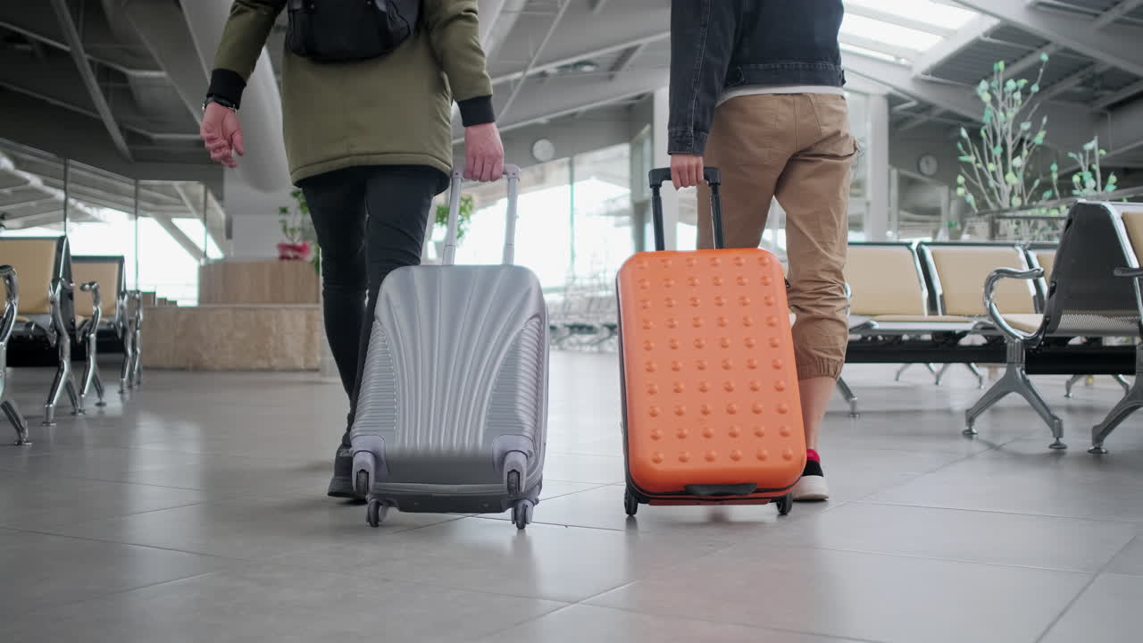 pasajeros con equipaje en el aeropuerto