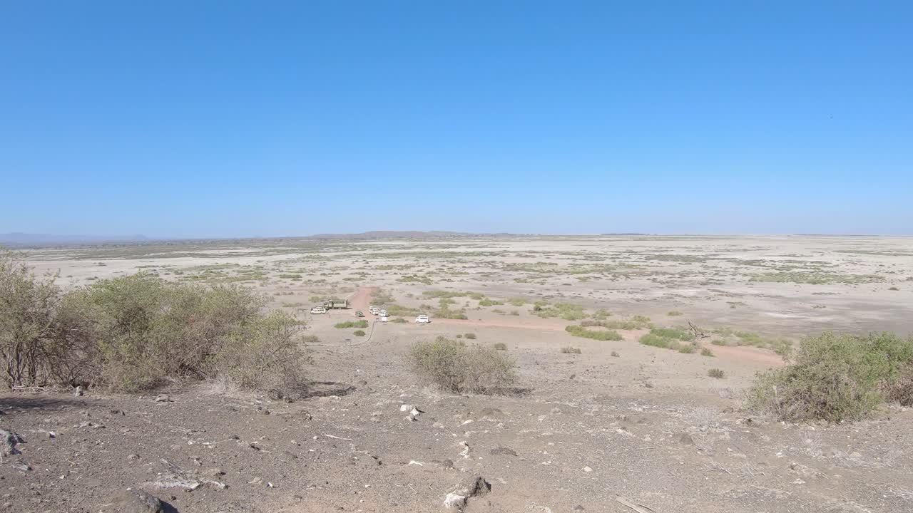 coches de safari en la sabana hierba seca y el paisaje de suelo rojo, parque nacional de amboseli