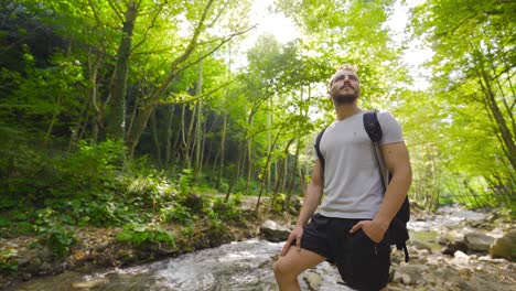 hombre libre en el bosque.