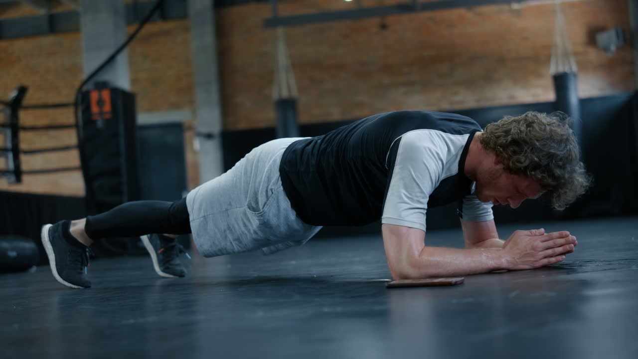 체육관에서 보드에 서 있는 집중된  ⁇ 박서. 피트니스 센터에서 몸을 따뜻하게 하는 싸움 ⁇