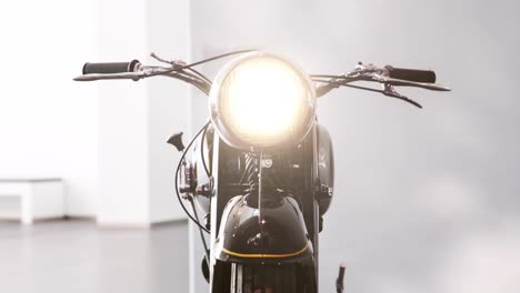 motocicleta con faro parpadeante