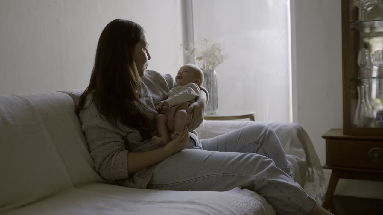 vínculo entre la madre y el bebé recién nacido