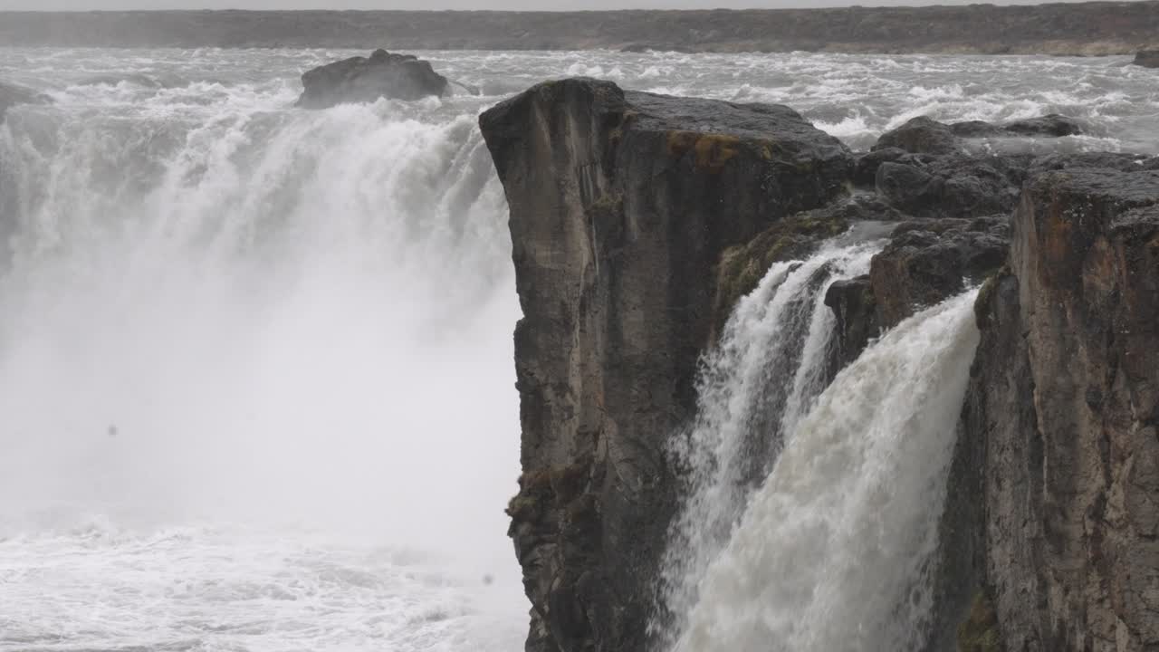 la majestuosa cascada de godafoss en un día nublado, islandia