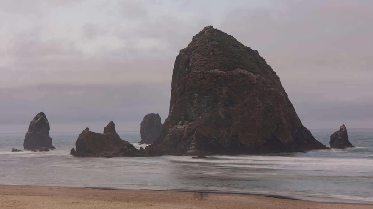 A famosa Haystack Rock na Costa do Oregon