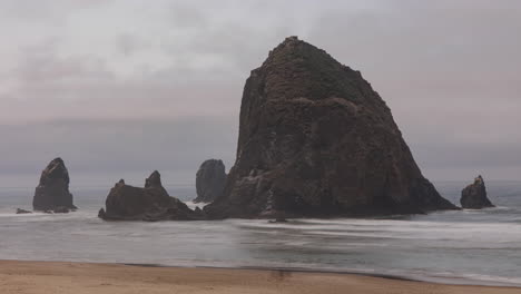 la famosa roca pajar en la costa de oregon