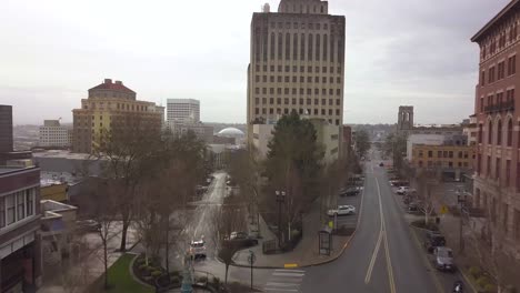 Drone-Volando-Por-Encima-De-Las-Calles-Y-Edificios-En-El-Distrito-De-Los-Teatros,-Tacoma,-Washington---Antena