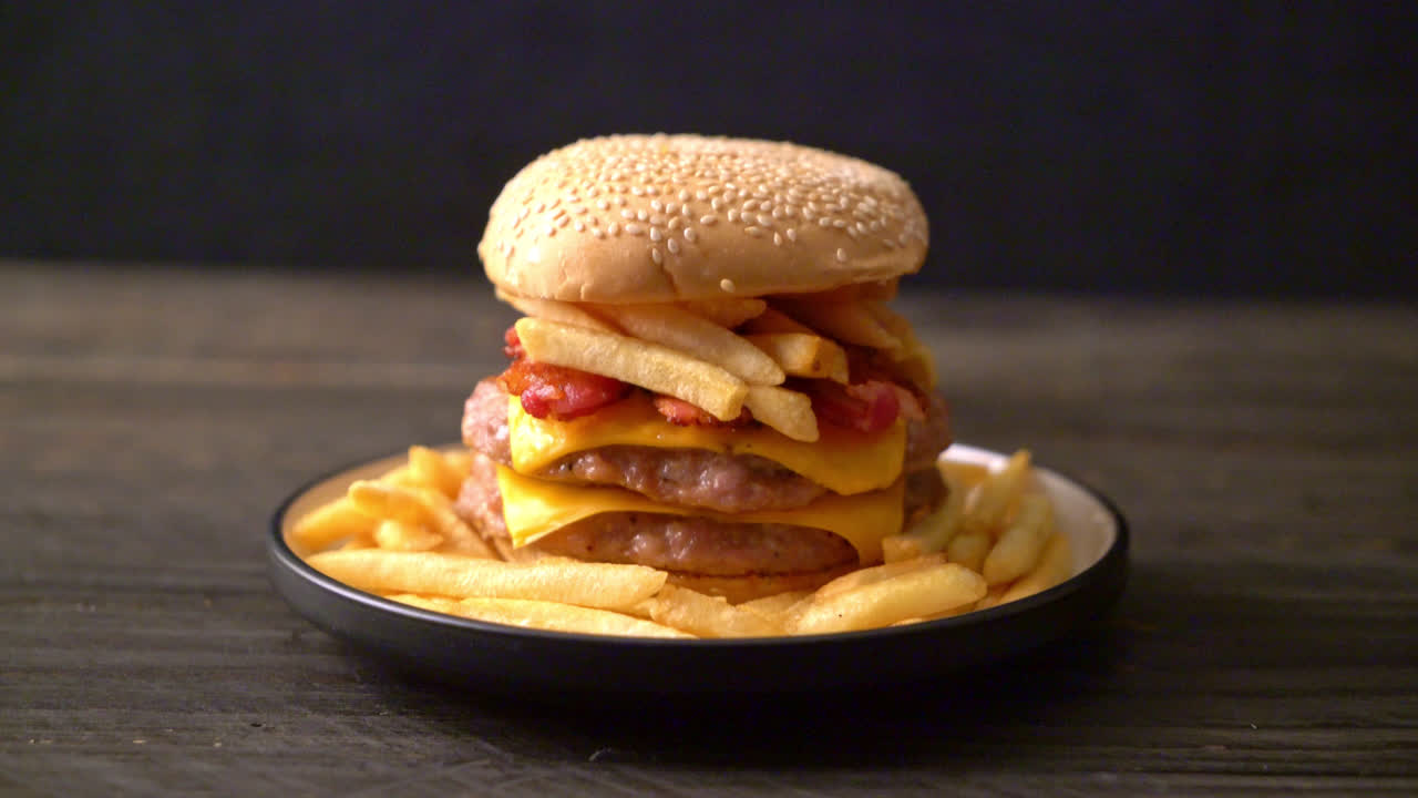 hamburguesa de cerdo o hamburguesa de cerdo con queso, tocino y patatas fritas
