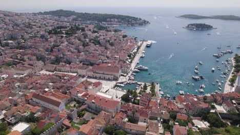 Puerto-Costero-De-Hvar,-Croacia,-Al-Mediodía,-Cuando-Los-Barcos-Entran-En-La-Ciudad-Portuaria,-Establecimiento-Aéreo