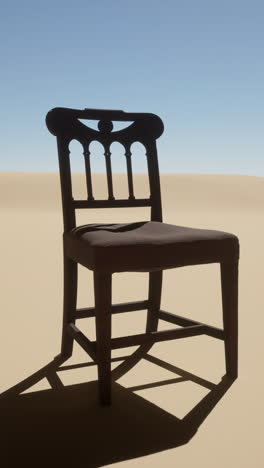 una silla de madera en el desierto