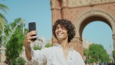 hombre alegre en primer plano tomando una foto selfie al móvil. tipo mostrando el pulgar hacia arriba.