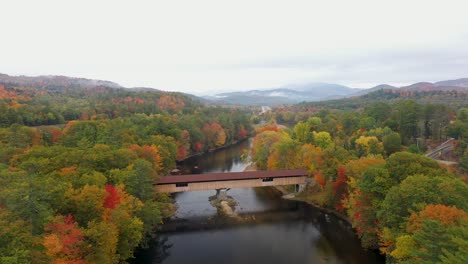 Disparo-De-Un-Dron-En-Un-Puente-Cubierto-En-New-Hampshire-Durante-El-Otoño-En-White-Mountains