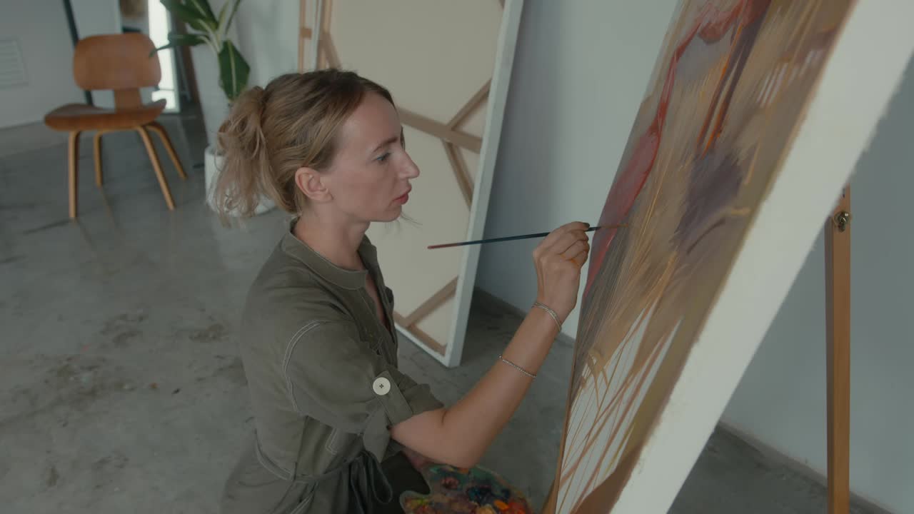 artista mujer pintando en el estudio