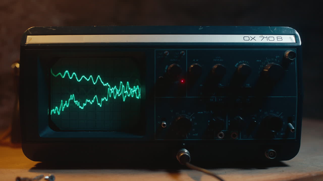 Primer plano de la pantalla del osciloscopio con desplazamiento lateral de ondas y humo