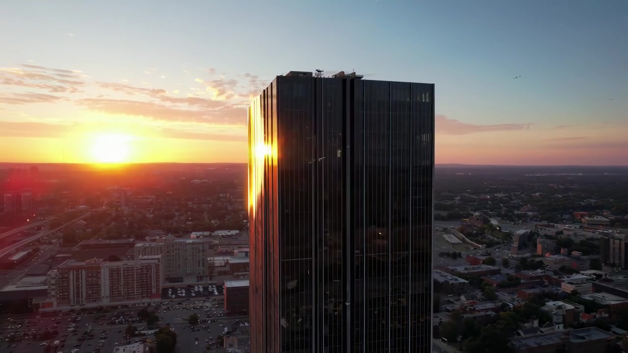 Vista Aérea de Arranha-céu Moderno ao Pôr do Sol