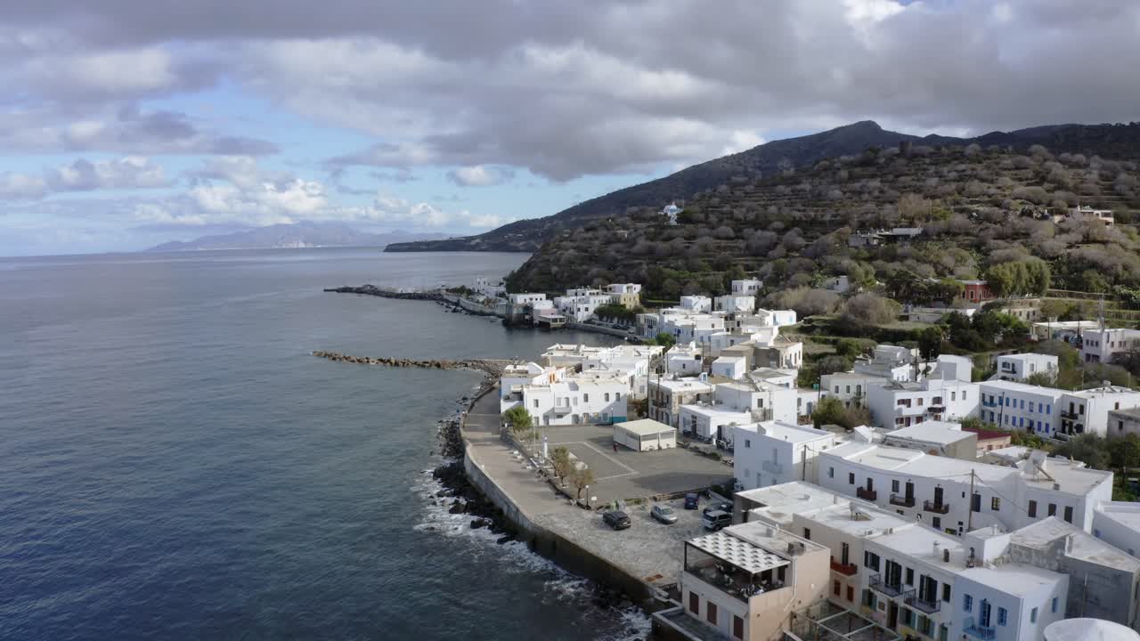la ciudad de mandraki en nisyros desde arriba con nubes en el fondo