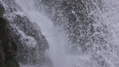 Primer-Plano-De-Gotas-Sobre-La-Cascada-De-Vallesinella-Y-El-Paisaje,-Madonna-Di-Campiglio,-Trentino-Alto-Adige,-Italia