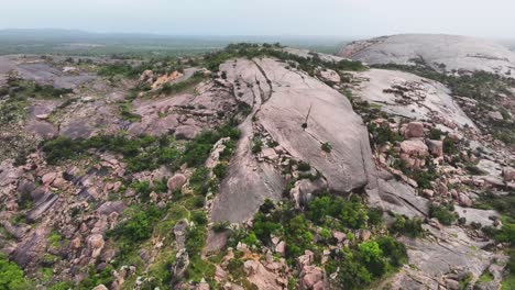 la roca encantada domina el paisaje de las colinas de texas.