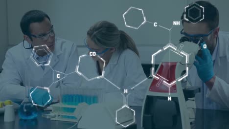 animación de fórmulas químicas en diversas trabajadoras y trabajadores de laboratorio utilizando el microscopio